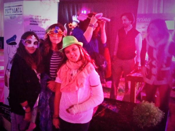 Mundo_Rosa's tweet photo. Pásate por el stand de @Fotocab_MX y @PetMailMX, disfrázate, tómate una foto con tus amigas ¡y llévatela impresa! 👸👯📷 http://t.co/RHPRBemgVS