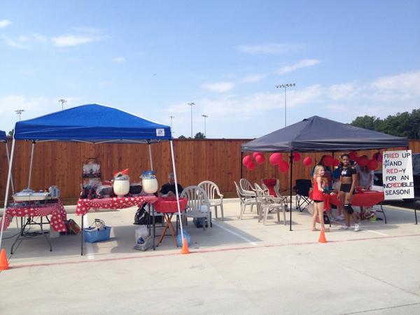 cheermomntx's tweet photo. Setting up to tailgate for Jr. Red!!! @TxLonestarCheer #JrRed http://t.co/8JWirZnKjf