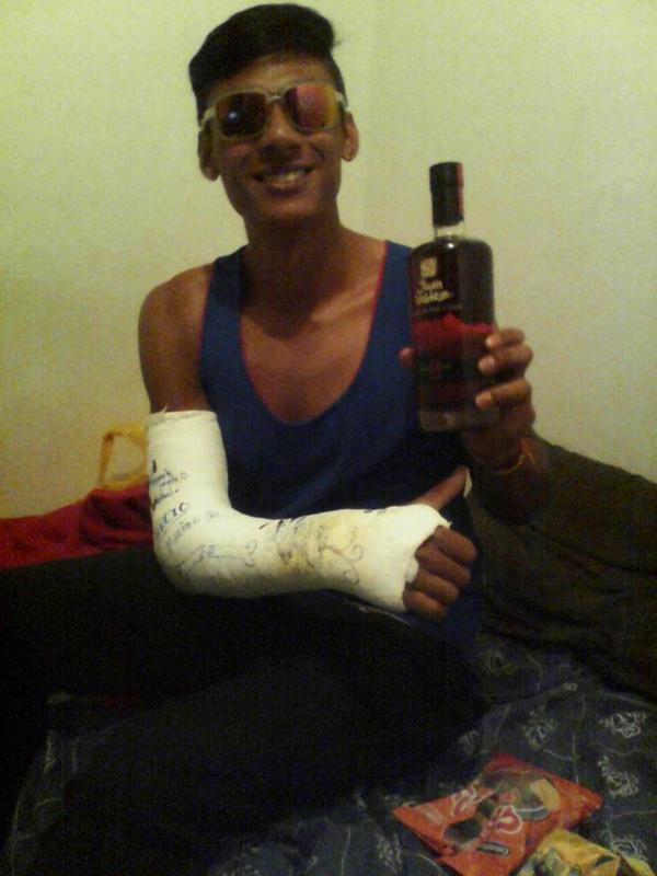 Santi_Perdomo27's tweet photo. Poniéndole la mejor cara a los problemas. #RonYCafe #Relax #SabadoEnLaNoche #Enyesado #Fruncio http://t.co/e32lTzpgub