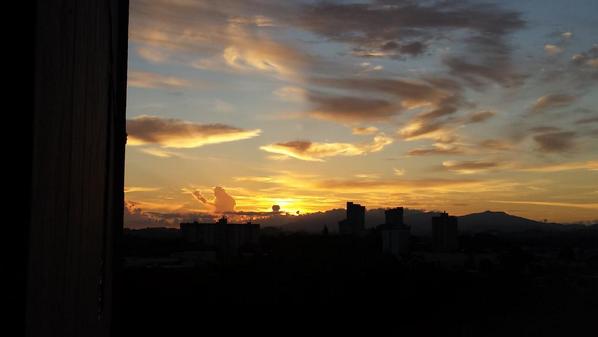 mamikathy95's tweet photo. @NadeshaWAPA Dale zoom y #dimeloqueves fabuloso amanecer, dsd Guaynabo, 6:am! Disfruta! Comparte! http://t.co/b1EMkVDqXk