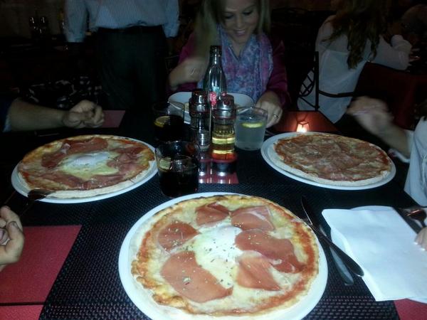 ivannikili's tweet photo. Magnifica cena con @klevercrf @Inma_irg @CristinaaOsunaa ! http://t.co/Hphxl4Wqnp
