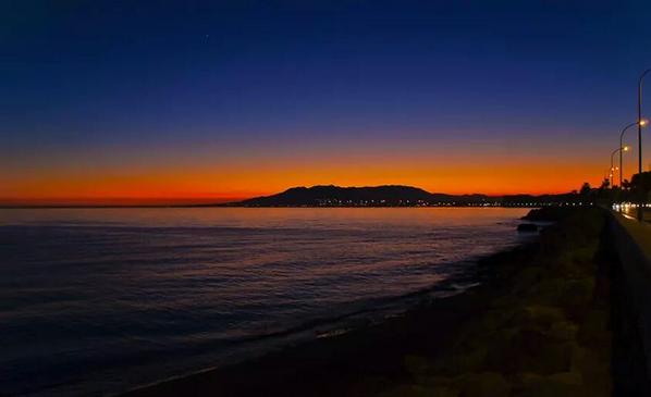 OrgullodeMalaga's tweet photo. Así anochece en la bahía de #Málaga
Foto: Yordan Mihov http://t.co/sjXTUCAWkB