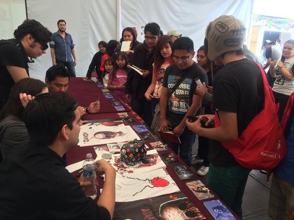 PolvoraRock's tweet photo. Ya esta @candymx en nuestro stand de la @FIRPPI en el Zócalo http://t.co/fvbnuWS2q2