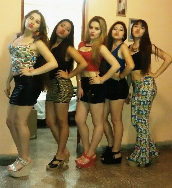 Orneepompon's tweet photo. Ayer con las chicas en #Hollywood #Ornee @SoleMaciel08 @MicaPompon #Contyy #Aleee <3 Las kiiero.. http://t.co/PVq9eBbgMP
