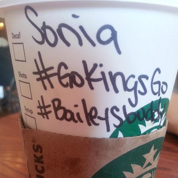 Soniablade86's tweet image. The girl serving me at California Adventure complemented me on my #kingsfcancer shirt and wrote this @BaileyLAKings