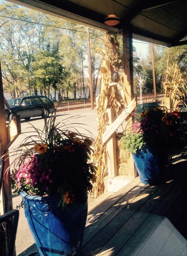 RiverviewStuy's tweet photo. After a busy #Brunch a customer #contemplates the mighty #hudsonriver #view from our warm &amp; comfortable dinning room http://t.co/s7HFRvYw0P