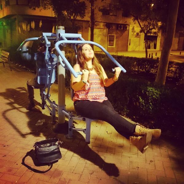 forewomanwoman's tweet photo. Reencuentro peregrino deluxe,  ahora que alguién llame a la grúa si quiere sacarme del sofá. #agotada #killmetruck http://t.co/HU7M3n91OR