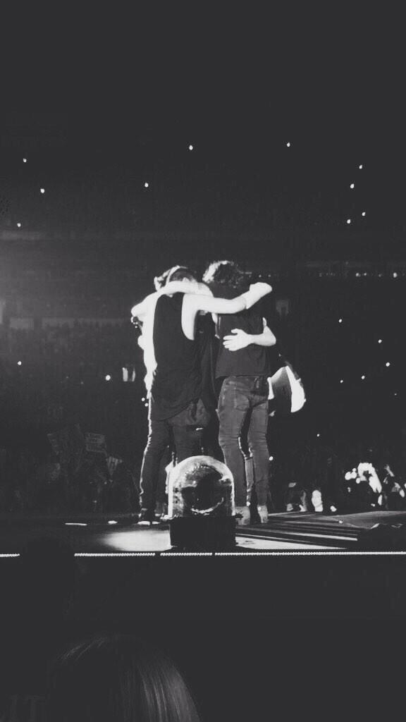 maboyniall's tweet photo. THIS IS VERY VERY VERY IMPORTANT

WE NEED TO TAKE A MOMENT

#therewillneverbeanotheronedirection 
#EMABiggestFans1D http://t.co/Tkn0niybqs