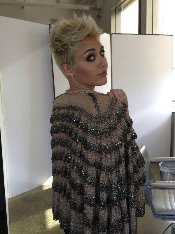 MileyUpdates23's tweet photo. She's beautiful 😻 #ElleShoot http://t.co/xeiGb3FVM3