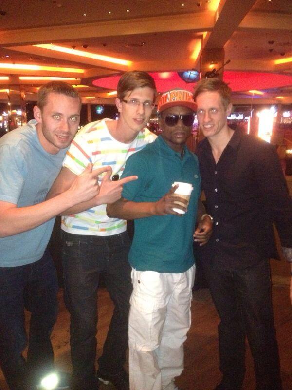 mguise85's tweet photo. @FloydMayweather A FEW YEARS BACK..! WHAT A TRUE CHAMP! TIME FOR THE #ukfans @ngramlick @1outsidetherope http://t.co/1VPfoyKqQK