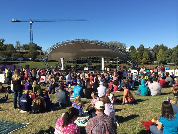 SouthParkMallNC's tweet photo. 15 minutes until @kelly_clarkson takes the stage at Symphony Park! #microsoftnc #southparkmallnc http://t.co/gx4vIcV5vJ