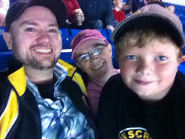 fiddlestew's tweet image. Sunday fun day at C200 with the fam jam.  #EaglesSelfie #PinkAtTheRink