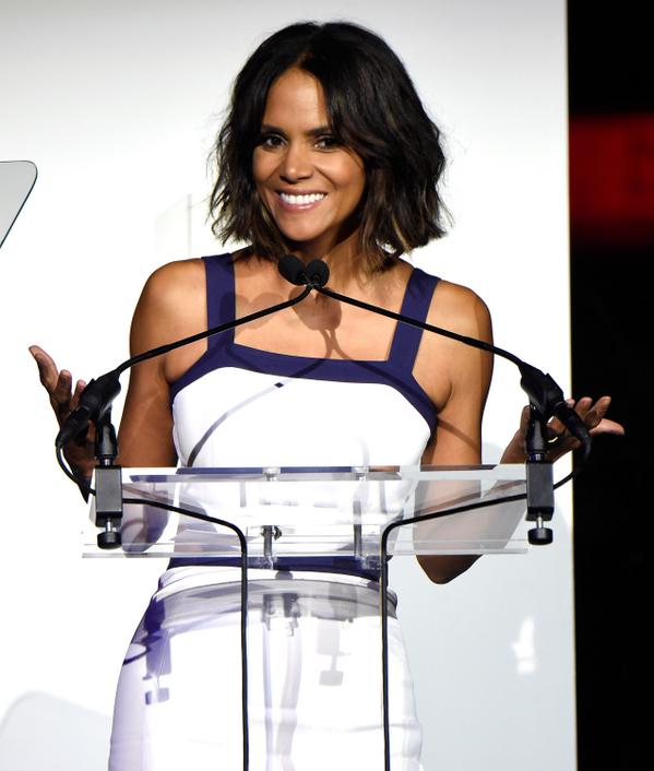 MichaelKors's tweet photo. Halle Berry continues to stand up for the fight against hunger—presenting at the #GoldenHeartAwards for @GodsLoveNYC http://t.co/bPcQm7ZMOy