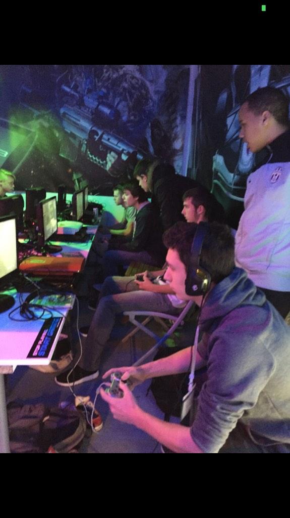VectaHess's tweet photo. #Souvenir #JK #FCO8 @imNsey @PAPA_RyZzOR @TrezGOD @DonZvck et @NeoXMLG <3 http://t.co/VWFJzo0l7z