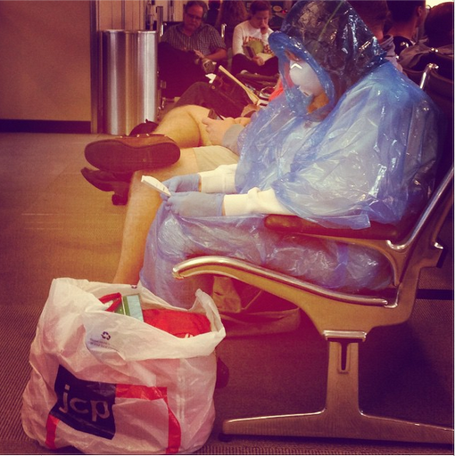 A Woman Wore A Homemade Hazmat Suit To The Airport buzzfeed.com/rachelzarrell/…
