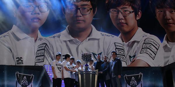 VroniRubin's tweet photo. All that Mata really wants this year is a good team photo http://t.co/MuX7piuMsa and he got it!!!! #Worlds #SSWWIN http://t.co/LQM9Y6mU9O