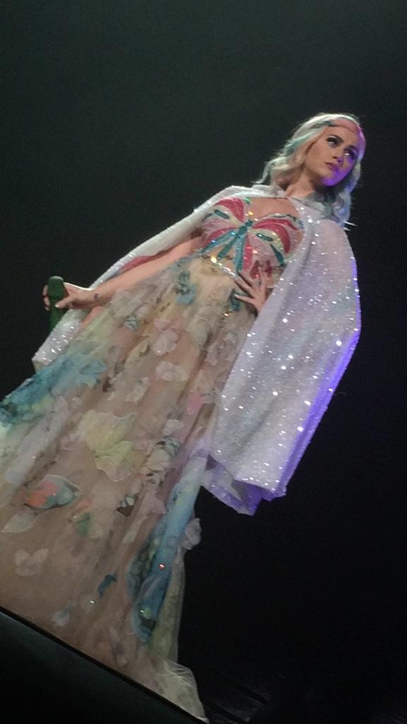 VicoVieyra's tweet photo. Adivinen a quien tuve a menos de 1 metro el viernes 🙈😻 #PrismaticTourMexico #KatyPerryMx http://t.co/OrzURNpLlk