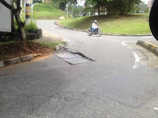 lauraarcila8a's tweet photo. @OOPPmed ruido generado por rejilla con hueco ademas de agotador es MUY peligroso Cll11a detrás @HotelPark10 http://t.co/ZKpJE524Ui