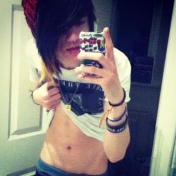 I'm Carson, I am new and gay, looking for love or a kitten. Follow me?