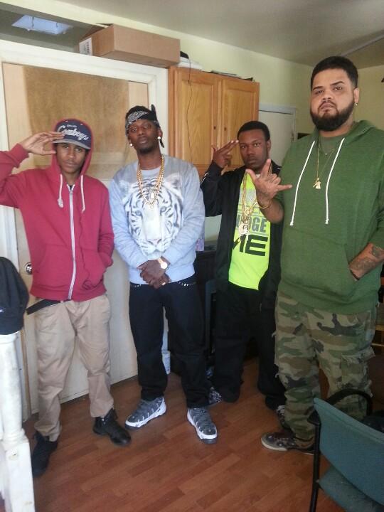skylynjr06's tweet photo. Shouts to @monstarrbeatz in the lab with #LegendaryEnt http://t.co/fX1z3CaS85