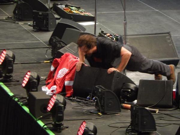 cinramirezok's tweet photo. Ehhhh #PjSisters!! #EddieVedder #StageGym!! jaja @Astrid_me @JenniferGoo @Anuk_Alive @gualugui @kari_2KXI @pamvergara http://t.co/piCd5wEgA1