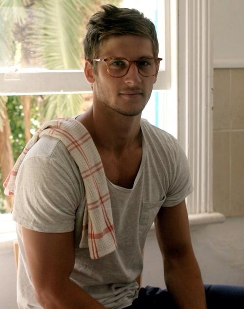 kuzzAmber's tweet photo. "@Officialhotguys: 🔥 http://t.co/ZuTEbKkkSq" HIJ LIJKT OP DIE VAN NATUURKUNDE HAHAHAHA @liekevelnaar