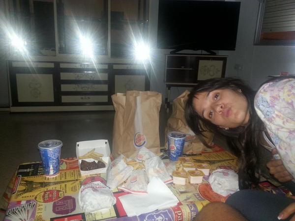 chiquilopez85's tweet photo. Una cena con mi niña @LaurittaMorales ala medida del dia...y una gran peli..buenas noches http://t.co/DMc3JkmP2v