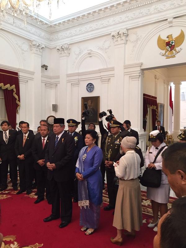Diselimuti suasana haru,Presiden SBY &amp; Ibu Ani ajak seluruh staff Istana berdoa bersama sblm bergegas ke Gd. MPR/DPR
