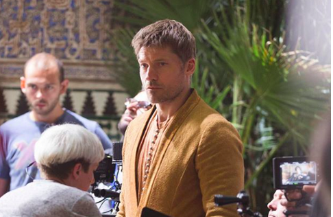 VanityFair's tweet photo. New Game of Thrones footage reveals Jaime Lannister in a surprising location http://t.co/TRWOJ7mTPC http://t.co/8EEggxPitk