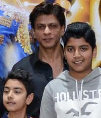 AhmerKunwar's tweet photo. Zain n Zar with SRK and Deepika http://t.co/tfAwrA09rd