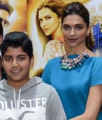 AhmerKunwar's tweet photo. Zain n Zar with SRK and Deepika http://t.co/tfAwrA09rd