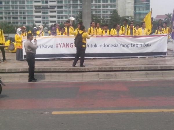 BEMUI_Official's tweet photo. Untuk itu, BEM UI tadi pagi melakukan aksi untuk mengajak masyarakat agar tak terjebak euforia pelantikan #YangKe7 http://t.co/Jf9ANRq8It
