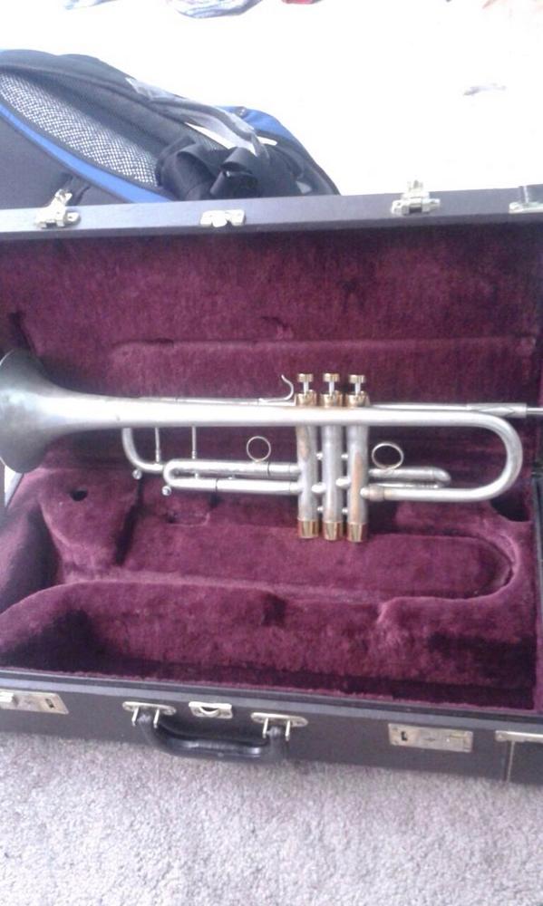 angie_prisco's tweet photo. @PueblaMusical Venta
Marca Júpiter-mod jtr-1000, con estuche, Baño de plata. 
Y el trim kit de los pistones Harrelson http://t.co/R91Xnw2b9Z