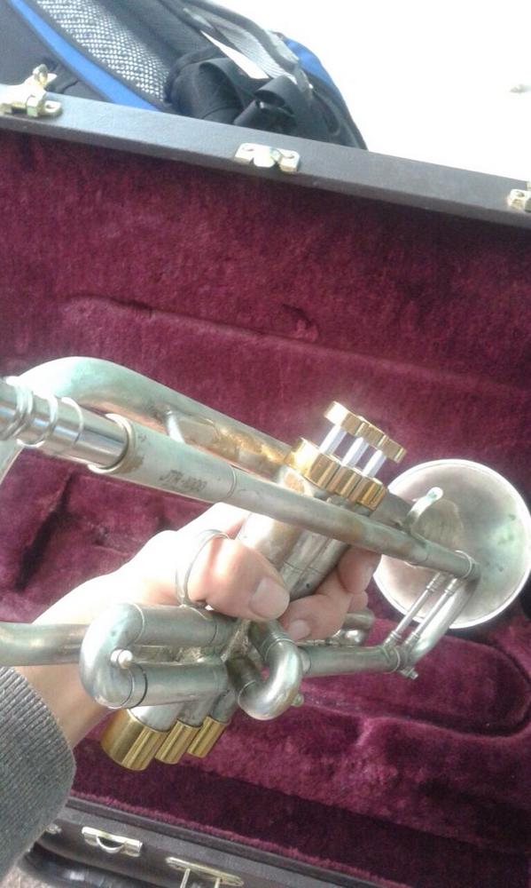 angie_prisco's tweet photo. @PueblaMusical Venta
Marca Júpiter-mod jtr-1000, con estuche, Baño de plata. 
Y el trim kit de los pistones Harrelson http://t.co/R91Xnw2b9Z