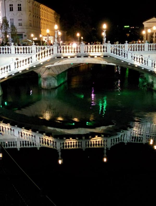 DisHekIlayMaden's tweet photo. Ljubljana'da akşam... http://t.co/zbqTd0FpeW