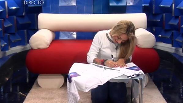 telecincoes's tweet photo. VÍDEO ¡El zas en toda la boca de Paula a Lucía! > http://t.co/rWEymws7Y6 http://t.co/fXwrsQGf5Y