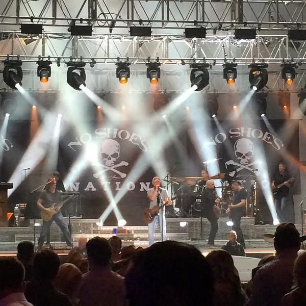 Dapper_Diplomat's tweet photo. A great #CattleBaronsBall #CBB2014 wouldn't be complete without an @kennychesney performance! #BootsAndBling http://t.co/KDLG79G0pl