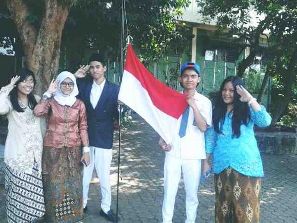 DUASOCIAL's tweet photo. RT"@meilanii22: @DUASOCIAL @OZRadioJakarta #satu7an . Ini diaaa teman"ku ~ http://t.co/q64PaeqkjE"