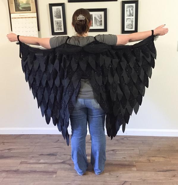 katznhund's tweet photo. Wings for my raven costume are done! http://t.co/T78LvdGp0n