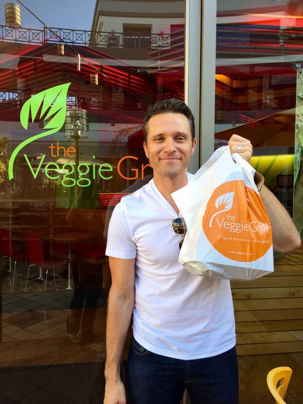 seamusdever's tweet image. Go to @VeggieGrill on Sunset to support @BeagleFreedom today. #VG4BFP