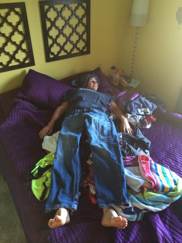 KZaferes6's tweet photo. How I help @tzaferes do laundry in honor of the holidays coming up #scarecrowstyle http://t.co/IsVLUOImWg