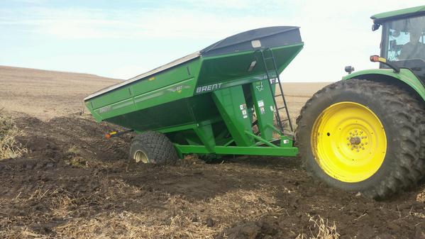 jlauritsen80's tweet photo. Day one on the job #sorryhoney #amifired? I can run a grain cart just not thru a muddy mess @Lauritsen4440 http://t.co/Rjiu1uKqu8