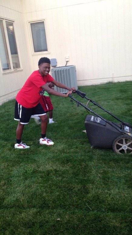 MitchellShereef's tweet photo. If you ever need your grass cut, hmu 402-619-8010 or slide in the dms🍃🌿 http://t.co/JxgvMhE8Sm
