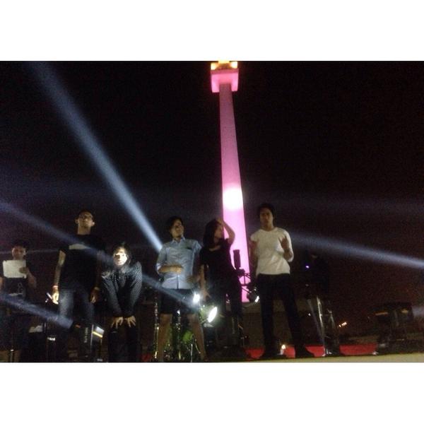 Konser Rakyat Salam3Jari 
Kami main 2 kali :
Pk 14:00 &amp; 
pk 19:00 On air di <a href="/Metro_TV/">METRO TV</a> 
Merapat <a href="/streetteam_INA/">StreetTeam Indonesia</a>!!:))