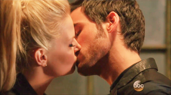 HooksPatronus's tweet photo. My poor shipper heart can't survive this. #CSdate #OUAT #OnceIsFrozen http://t.co/aloB9w88DR
