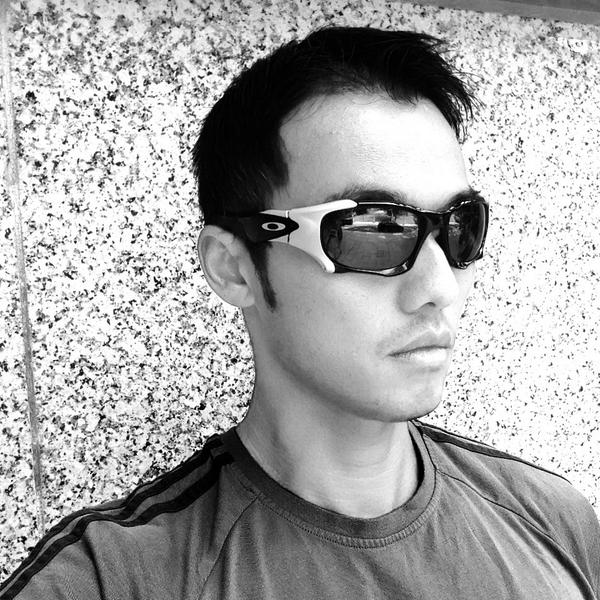 ATPLtd_TENNIS's tweet photo. Chilling before coaching with the PITBOSS #oakley #pitboss #bestsunglasses #henryso #atpltd #tennis #Coaching http://t.co/YKuR3CYHDQ