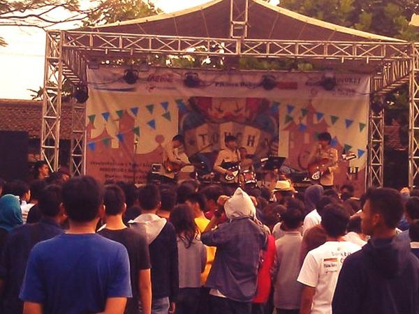 The slowdown the beatles tribute band at <a href="/TOUCHvol7/">TOUCH7heColournival</a> SMAN 22 BANDUNG #cool !