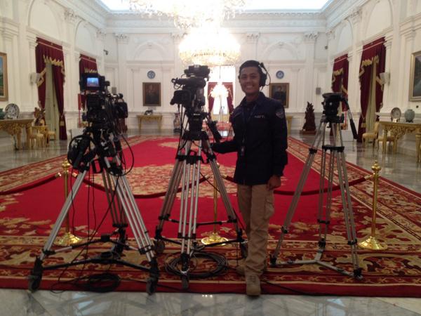 warkopmalang's tweet photo. Live from Istana Merdeka, salah satu teman Warkop Malang sedang mendokumentasikan pelantikan presiden hari ini http://t.co/NWK7TQA2XI
