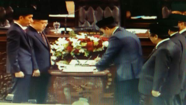 setkabgoid's tweet photo. Penandatangan berita acara pelantikan o/ Presiden Joko Widodo, Presiden ke-7 Republik Indonesia #presidenbaru http://t.co/PrCQ5uIRBc