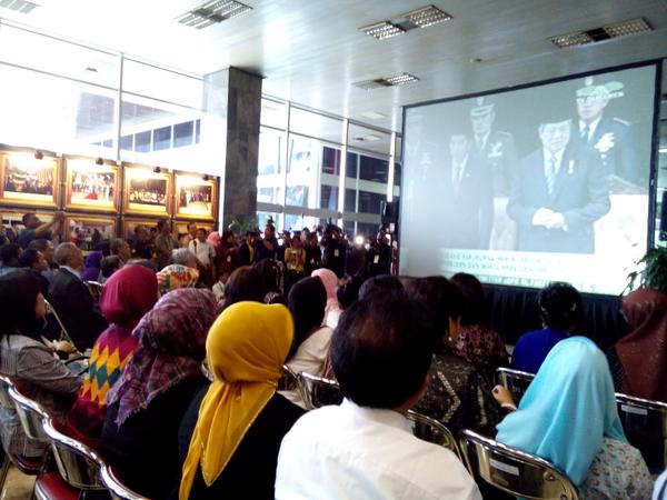 IniTebet's tweet photo. Congrats our new president @jokowi_do2 #Nobar #PelantikanJokowi #DPRRI http://t.co/x6aQ1o4cG8